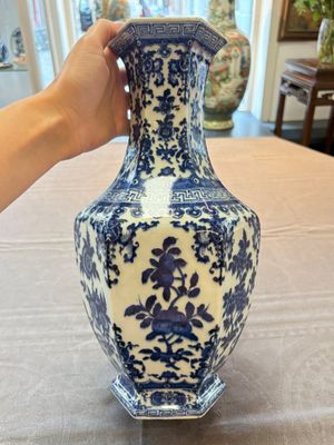 A Chinese blue and white hexagonal vase with floral design, Qianlong mark and of the period — 照片 3
