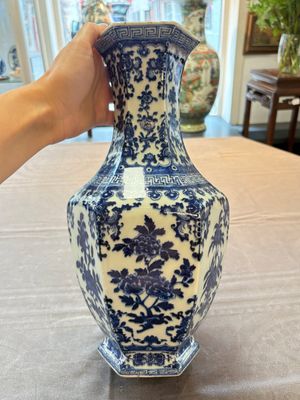A Chinese blue and white hexagonal vase with floral design, Qianlong mark and of the period — 照片 4