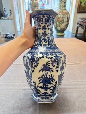 A Chinese blue and white hexagonal vase with floral design, Qianlong mark and of the period — 照片 5