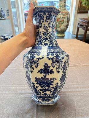 A Chinese blue and white hexagonal vase with floral design, Qianlong mark and of the period — 照片 6