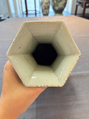 A Chinese blue and white hexagonal vase with floral design, Qianlong mark and of the period — 照片 7