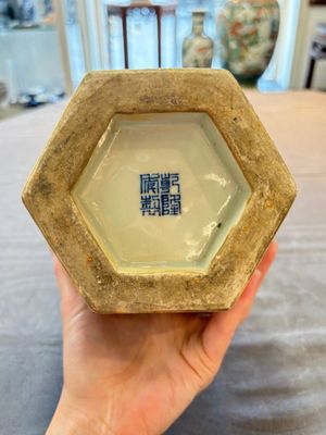 A Chinese blue and white hexagonal vase with floral design, Qianlong mark and of the period — 照片 8