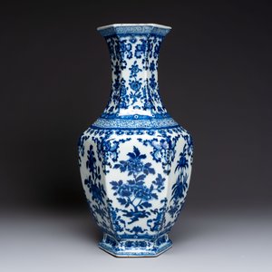 A Chinese blue and white hexagonal vase with floral design, Qianlong mark and of the period — 照片 2