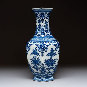 A Chinese blue and white hexagonal vase with floral design, Qianlong mark and of the period — 照片 3