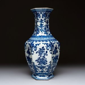 A Chinese blue and white hexagonal vase with floral design, Qianlong mark and of the period — 照片 4