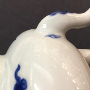 A Chinese blue and white high-handled dragons teapot, Kangxi — photo 14