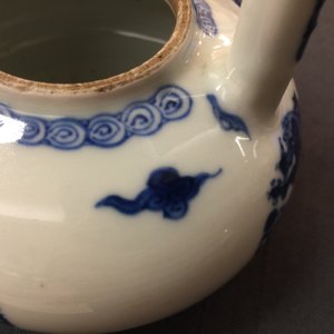 A Chinese blue and white high-handled dragons teapot, Kangxi — photo 16