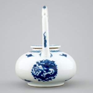 A Chinese blue and white high-handled dragons teapot, Kangxi — photo 5