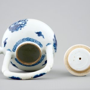 A Chinese blue and white high-handled dragons teapot, Kangxi — photo 6