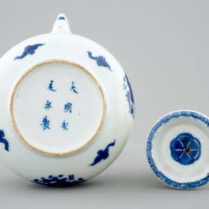 A Chinese blue and white high-handled dragons teapot, Kangxi — photo 7
