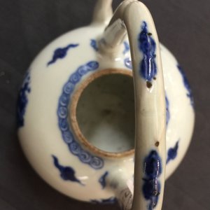 A Chinese blue and white high-handled dragons teapot, Kangxi — photo 10