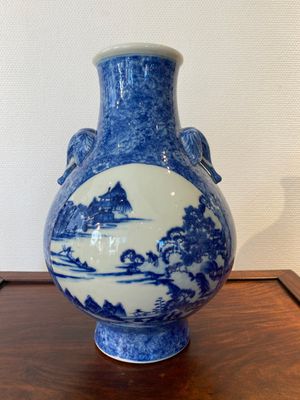 A Chinese blue and white 'hu' vase with elephant head handles, Qianlong mark, Republic — 照片 1