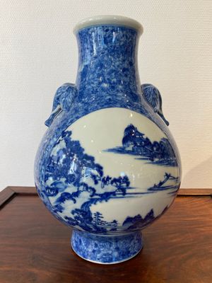A Chinese blue and white 'hu' vase with elephant head handles, Qianlong mark, Republic — 照片 3