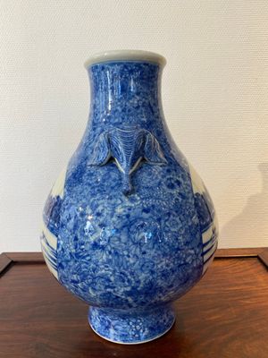 A Chinese blue and white 'hu' vase with elephant head handles, Qianlong mark, Republic — 照片 4