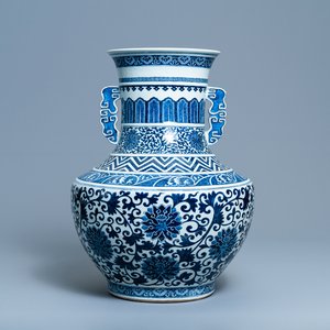 A Chinese blue and white 'hu' vase with lotus scrolls, 19th C. — 照片 1