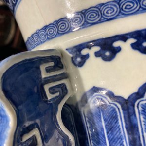 A Chinese blue and white 'hu' vase with lotus scrolls, 19th C. — 照片 11