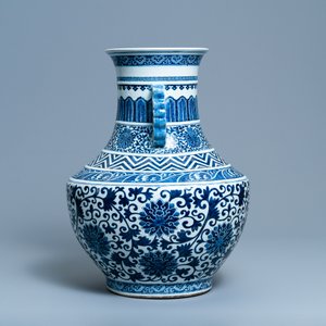 A Chinese blue and white 'hu' vase with lotus scrolls, 19th C. — 照片 2