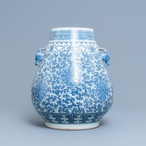 A Chinese blue and white 'hu' vase with lotus scrolls, 19th C. — 照片 1