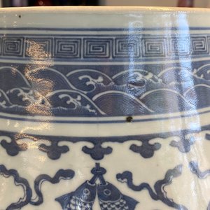 A Chinese blue and white 'hu' vase with lotus scrolls, 19th C. — 照片 9