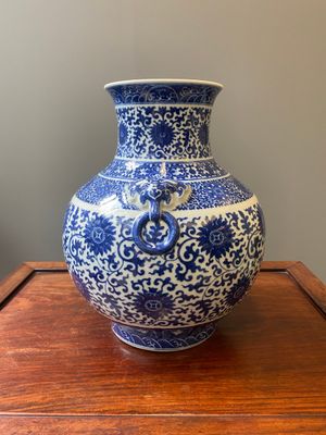 A Chinese blue and white 'hu' vase with lotus scrolls, Qianlong mark, 19th C. — photo 2