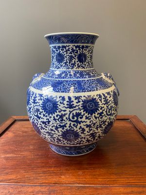 A Chinese blue and white 'hu' vase with lotus scrolls, Qianlong mark, 19th C. — photo 3