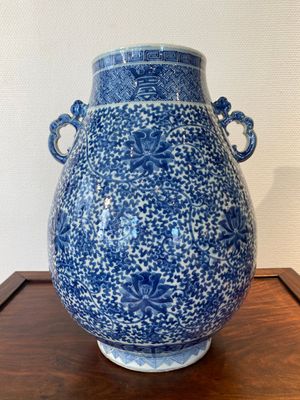 A Chinese blue and white 'hu' vase with lotus scrolls, Qianlong mark, 19th C. — 照片 3
