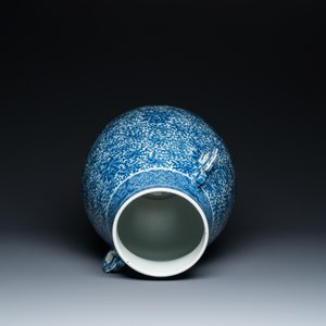 A Chinese blue and white 'hu' vase with lotus scrolls, Qianlong mark, 19th C. — 照片 5