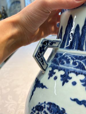 A Chinese blue and white 'Hu' vase with phoenixes, Qianlong — photo 12
