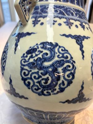 A Chinese blue and white 'Hu' vase with phoenixes, Qianlong — photo 13