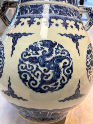 A Chinese blue and white 'Hu' vase with phoenixes, Qianlong — photo 14
