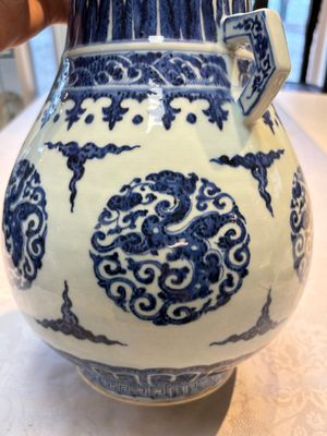 A Chinese blue and white 'Hu' vase with phoenixes, Qianlong — photo 15
