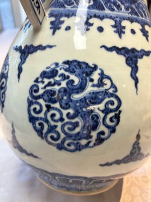A Chinese blue and white 'Hu' vase with phoenixes, Qianlong — photo 18
