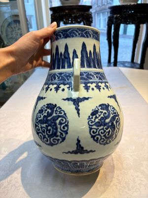 A Chinese blue and white 'Hu' vase with phoenixes, Qianlong — photo 2