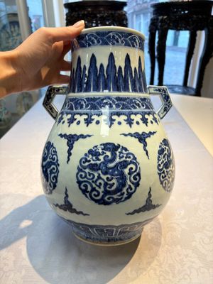 A Chinese blue and white 'Hu' vase with phoenixes, Qianlong — photo 3