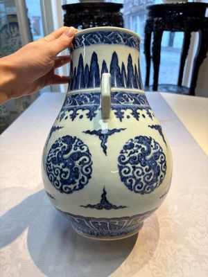 A Chinese blue and white 'Hu' vase with phoenixes, Qianlong — photo 4