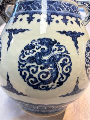 A Chinese blue and white 'Hu' vase with phoenixes, Qianlong — photo 9