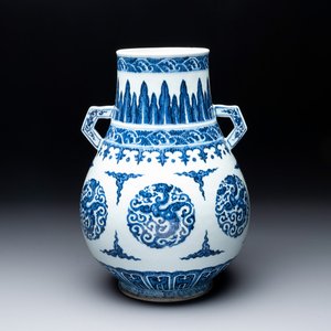 A Chinese blue and white 'Hu' vase with phoenixes, Qianlong — photo 1