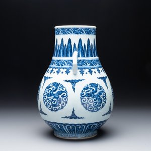 A Chinese blue and white 'Hu' vase with phoenixes, Qianlong — photo 2