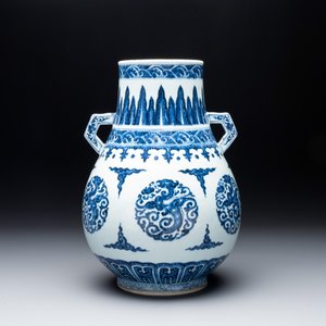 A Chinese blue and white 'Hu' vase with phoenixes, Qianlong — photo 3