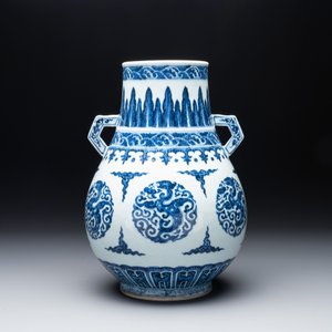 A Chinese blue and white 'Hu' vase with phoenixes, Qianlong — photo 5