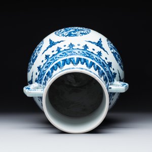 A Chinese blue and white 'Hu' vase with phoenixes, Qianlong — photo 6