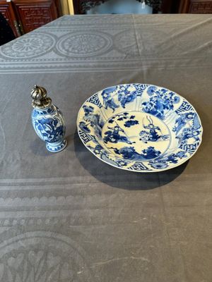 A Chinese blue and white 'hunting scene' 'klapmuts' bowl and a vase with a silver cover, Kangxi — 照片 1