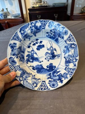 A Chinese blue and white 'hunting scene' 'klapmuts' bowl and a vase with a silver cover, Kangxi — 照片 11