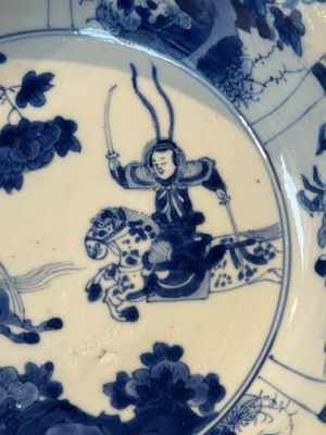 A Chinese blue and white 'hunting scene' 'klapmuts' bowl and a vase with a silver cover, Kangxi — 照片 12