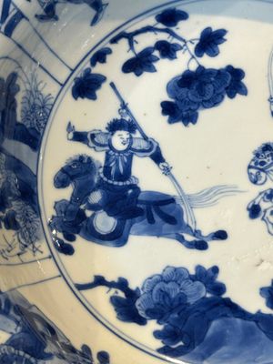 A Chinese blue and white 'hunting scene' 'klapmuts' bowl and a vase with a silver cover, Kangxi — 照片 13