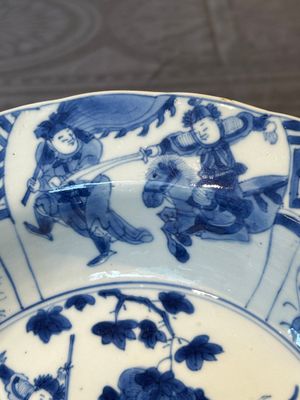 A Chinese blue and white 'hunting scene' 'klapmuts' bowl and a vase with a silver cover, Kangxi — 照片 14