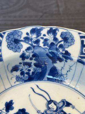 A Chinese blue and white 'hunting scene' 'klapmuts' bowl and a vase with a silver cover, Kangxi — 照片 15