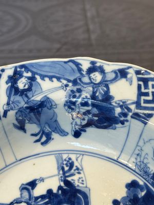 A Chinese blue and white 'hunting scene' 'klapmuts' bowl and a vase with a silver cover, Kangxi — 照片 16