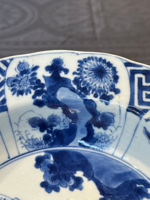 A Chinese blue and white 'hunting scene' 'klapmuts' bowl and a vase with a silver cover, Kangxi — 照片 17