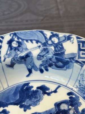 A Chinese blue and white 'hunting scene' 'klapmuts' bowl and a vase with a silver cover, Kangxi — 照片 18